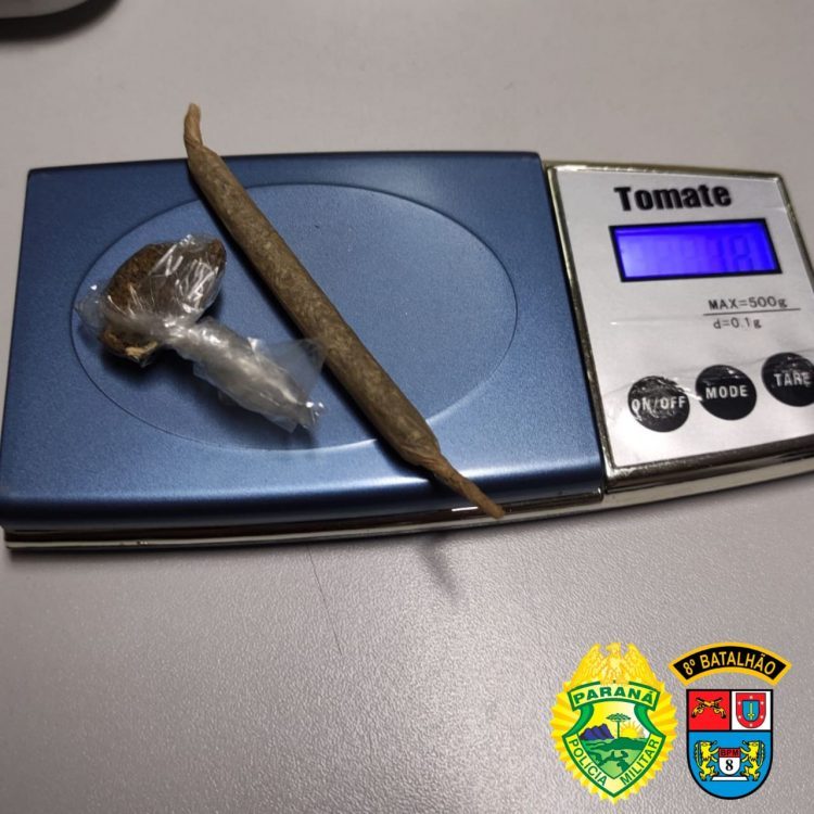 Jovem é abordado e PM encontra cigarro de maconha em seu carro