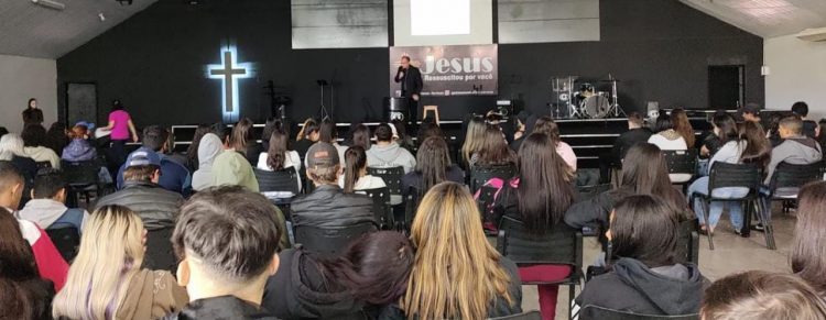 Alunos do Colégio Rainha da Paz participam de palestra sobre uso consciente das redes sociais