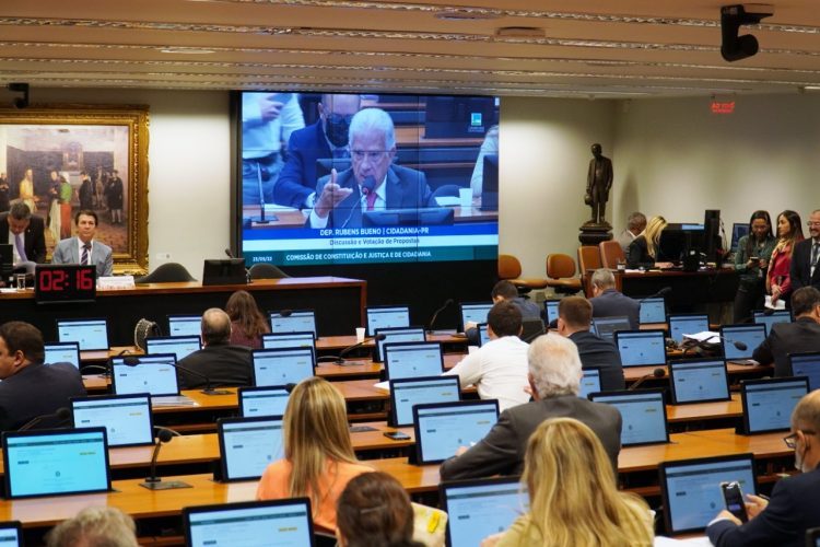 CCJ aprova PEC que acaba com aposentadoria compulsória como punição para juízes