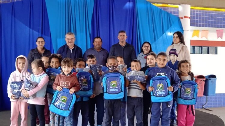 Prefeitura entrega uniformes de frio com  mochila para alunos da rede municipal