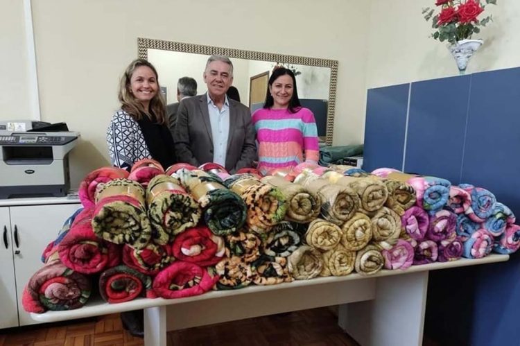 Município distribui cobertores para famílias assistidas pelo CRAS