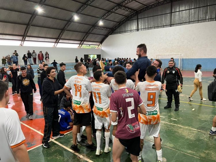 Colégio Loanda conquista o futsal masculino A após virada