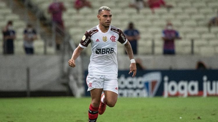 Flamengo oficializa renovação com Matheuzinho até 2026