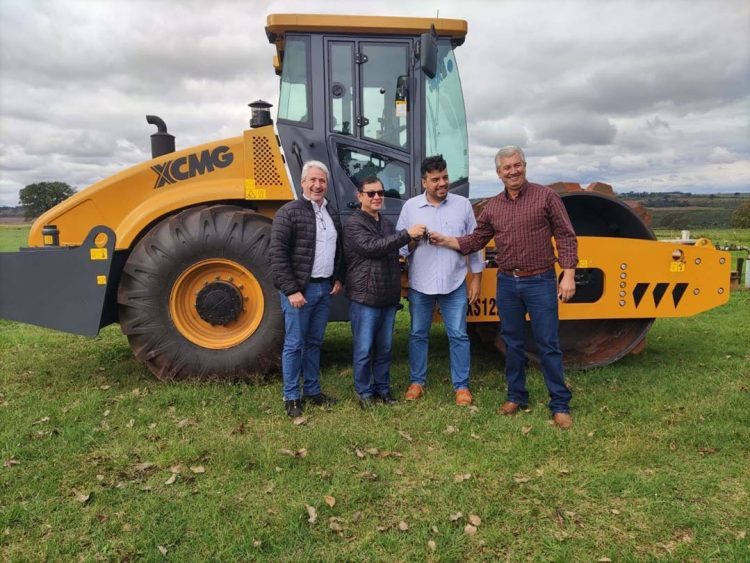 Prefeitura recebe rolo compactador para estradas rurais