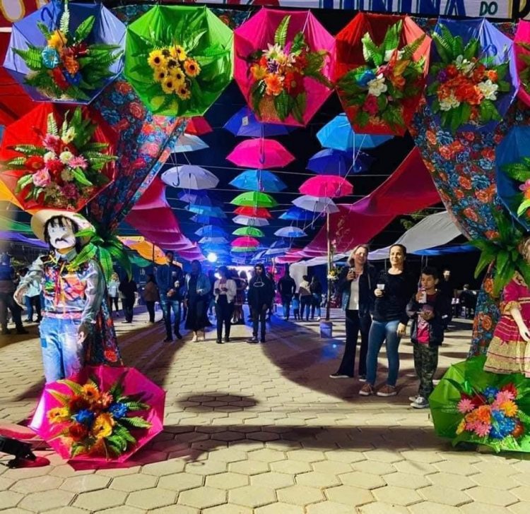 Calçadão do Porto São José foi transformado em um grande “Arraiá Junino”
