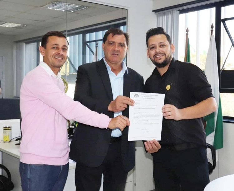 Prefeito Alex Fernandes recebe recurso para aquisição de uma pá carregadeira