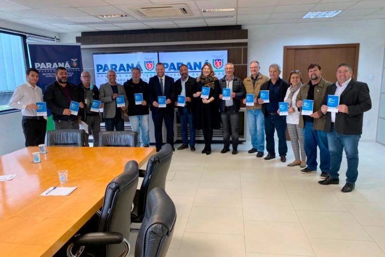 Cartilha apresenta história e avanços do salário mínimo do Paraná, o maior do Brasil