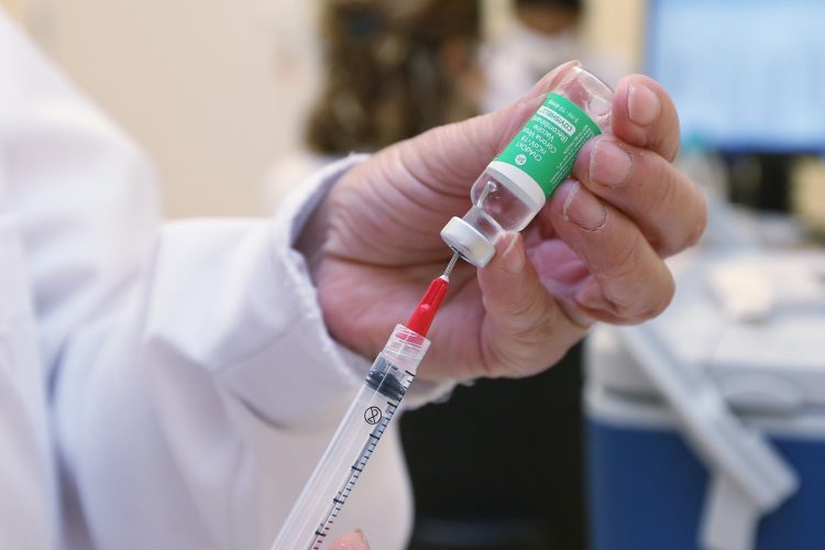 Pessoas com mais de 40 anos já podem receber 4ª dose da vacina nas UBSs