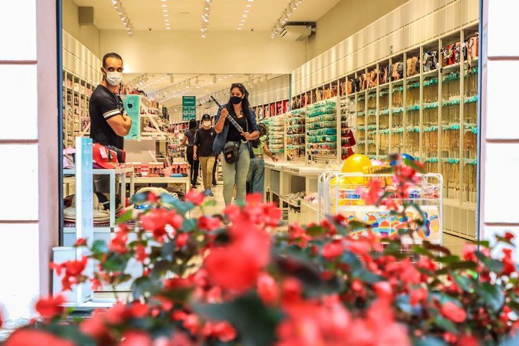 Vendas do comércio crescem 1,3% nos quatro primeiros meses do ano