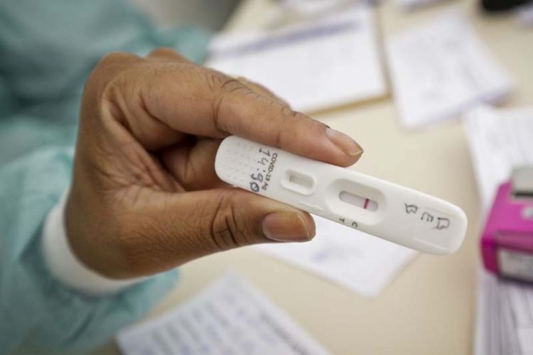 Procura por teste de Covid explode nas farmácias