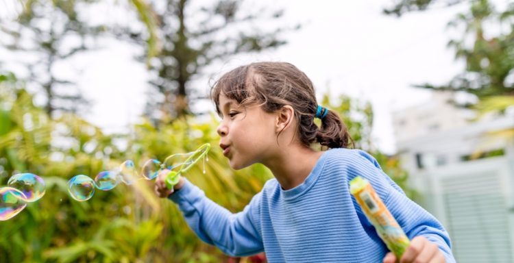Aproveite o feriado e brinque com as crianças antes que elas cresçam