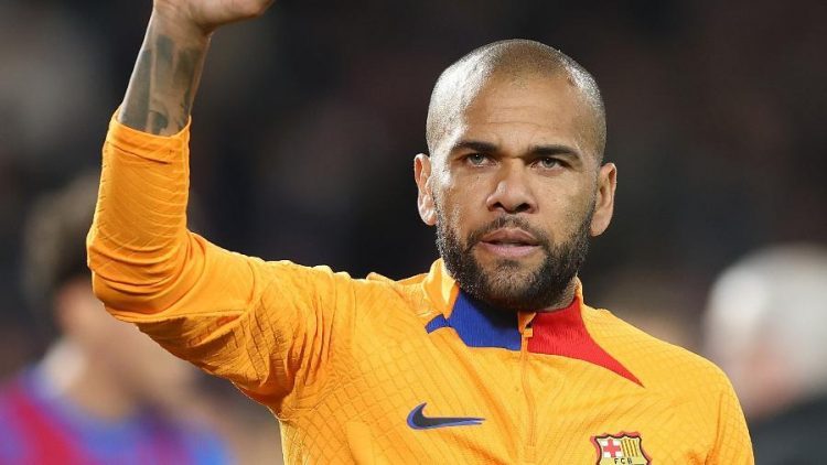 Fora do Barça, Dani Alves ainda recebe R$ 400 mil por mês do São Paulo
