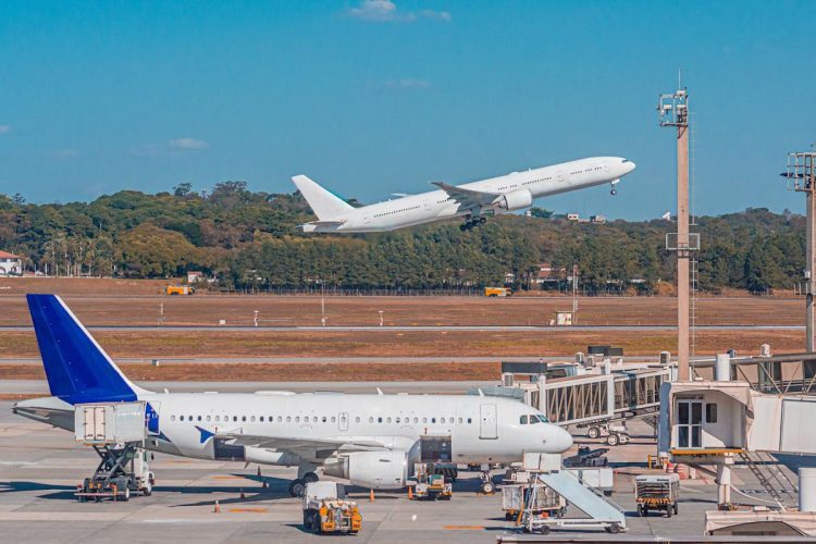 Passagens aéreas disparam 123% e lideram inflação em 12 meses