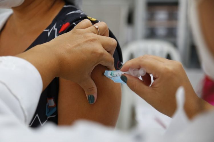 Vacinação contra Covid e Influenza segue sendo realizada em 12 salas de vacina do município