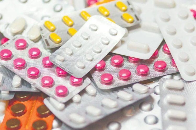 Estoque de medicamentos em baixa gera novo alerta de entidades ao Ministério da Saúde