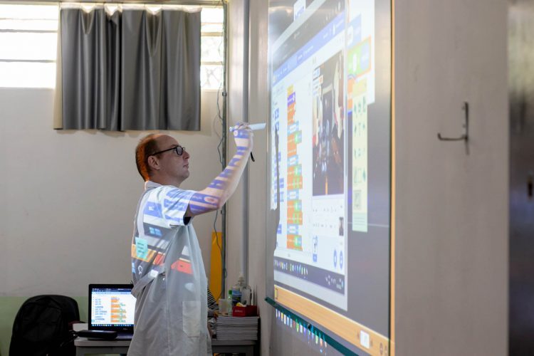 Programa de aprimoramento para professores da rede estadual oferta 2 mil vagas