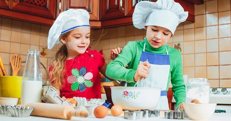Mini Chef: faça um chapéu de cozinheiro para seu filho utilizando papel