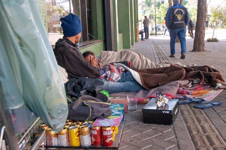 Eles fazem das ruas abrigo e se alimentam de solidariedade