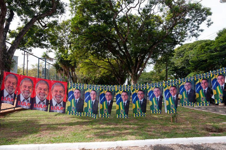 Bolsonaro e Lula disputam espaço na Praça dos Pioneiros