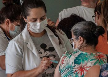 Pessoas com mais de 50 anos e trabalhadores da saúde já podem receber 4ª dose da vacina
