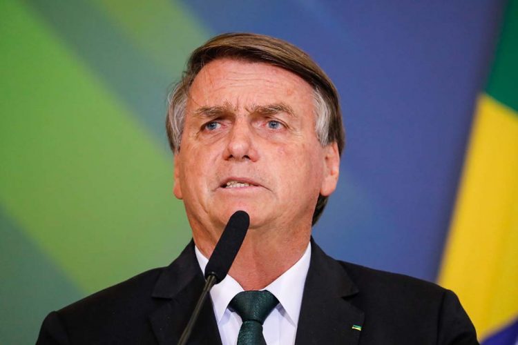 Bolsonaro reclama de repercussão de assassinato de petista e cita Adélio e PSOL