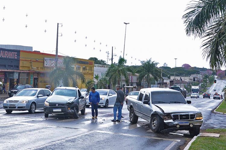Acidente na av. Heitor Alencar Furtado deixa trânsito parcialmente impedido