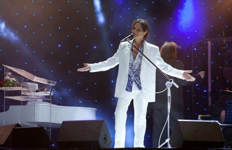 Roberto Carlos pede silêncio e se recusa a dar flor para fã que puxou sua mão em show