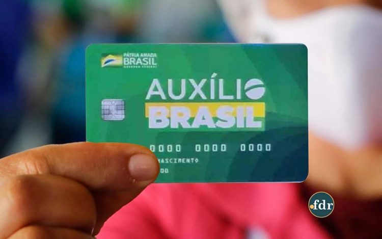 Auxílio Brasil de R$ 600 já chega defasado e famílias cortam alimentos para sobreviver