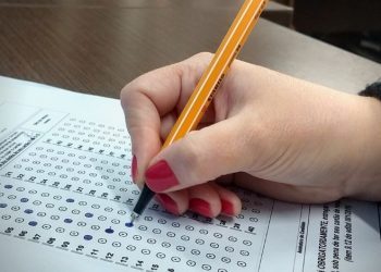 Com salários de até R$ 21 mil: confira concursos públicos com inscrições abertas no Paraná