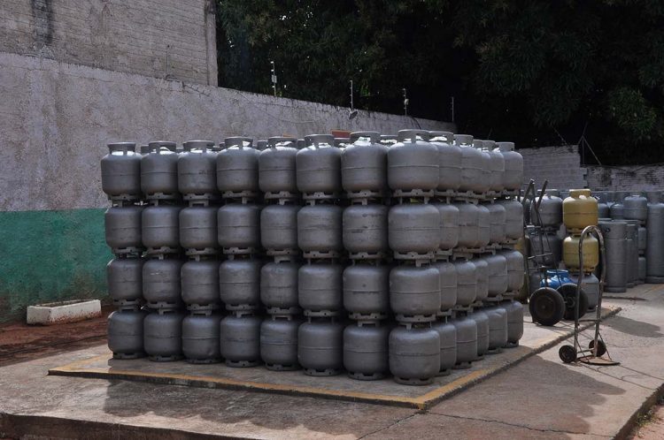 Preço do gás de cozinha varia até 35,71% em Paranavaí