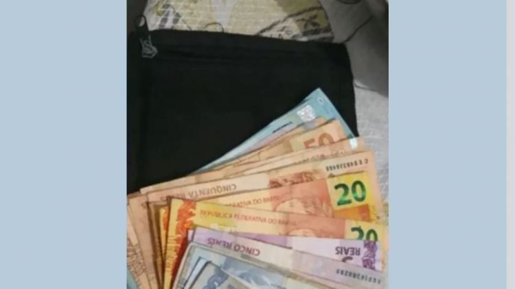 Mulher encontra bolsa com R$1097 e faz força-tarefa para achar o dono