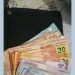 Mulher encontra bolsa com R$1097 e faz força-tarefa para achar o dono