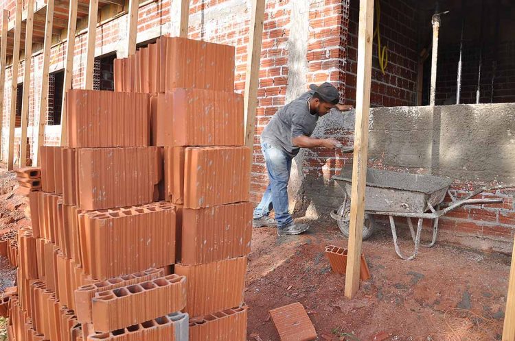 Construção civil reúne quase 40% das vagas de emprego na Agência do Trabalhador