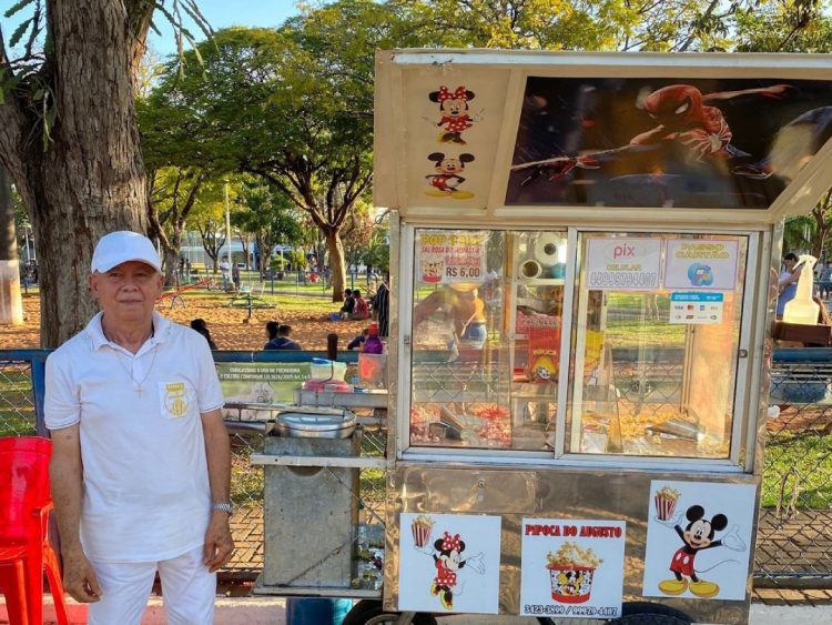 De grão em grão, ele faz a alegria de todos