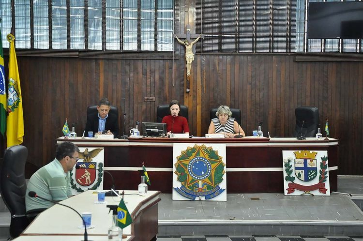 Vereador recorre à Constituição Federal e evita  perguntas em reunião da comissão processante