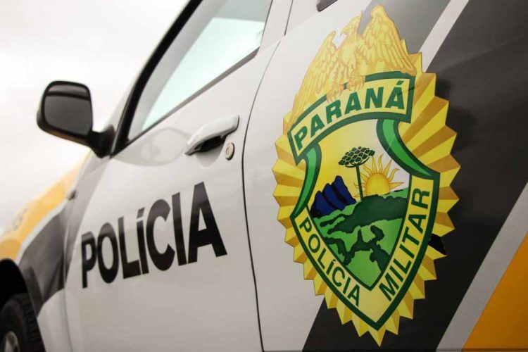 Jovens contratam corrida, rendem taxista, roubam o táxi e são pegos pela polícia