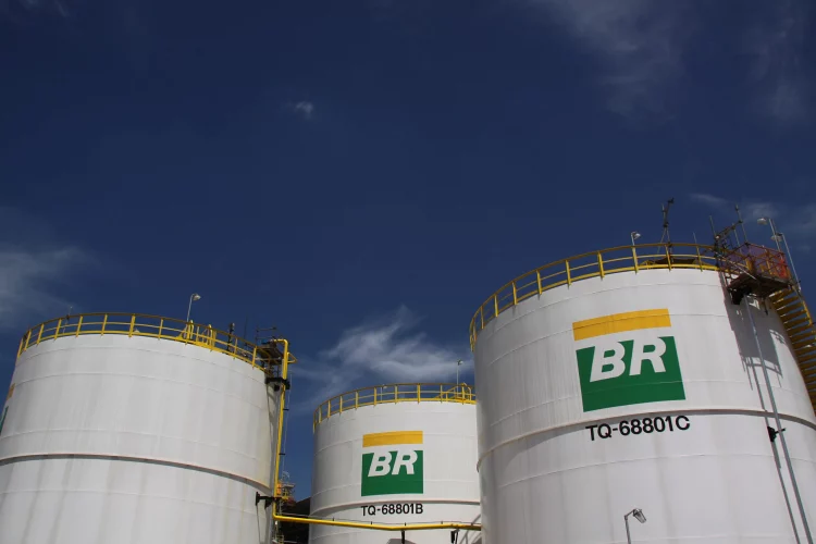 Petrobras reduz preço da gasolina em 4,9%