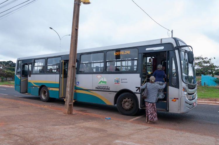 Passageiros esperam ônibus em pontos sem abrigos e Prefeitura afirma que problema será resolvido