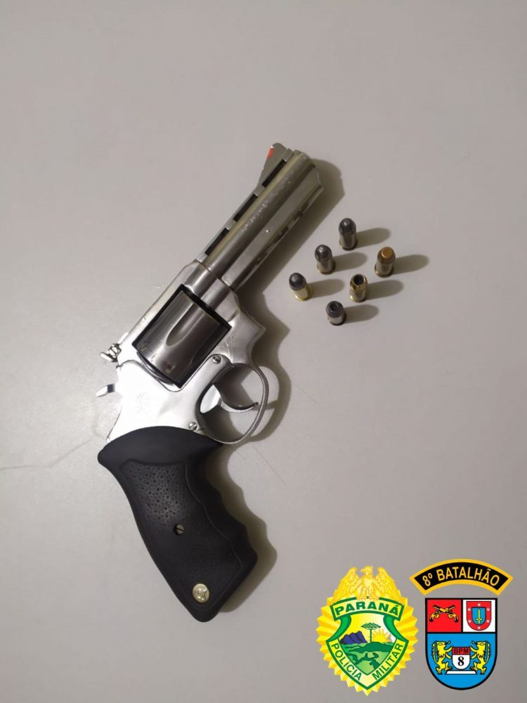 Homem vai para o bar com arma de fogo, começa a brigar e é preso