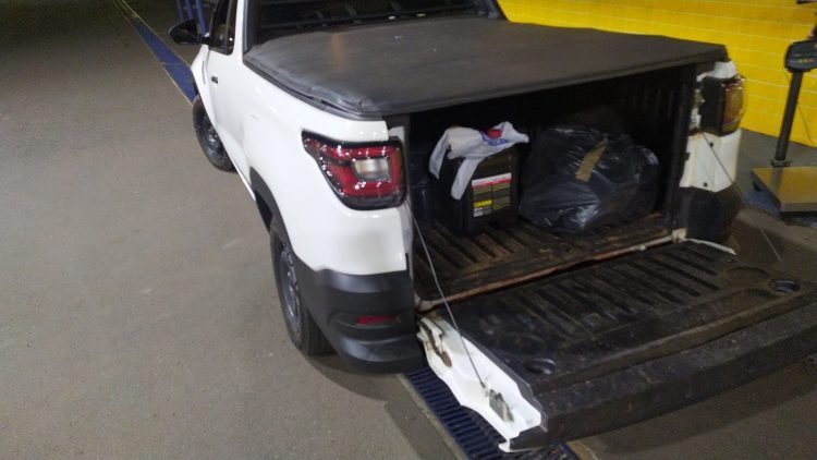 PRF apreende 154kg de maconha em carro roubado; jovem de 21 anos é preso