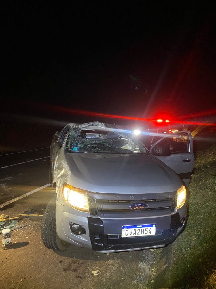 Bandidos tombam caminhonete, roubam carro e fogem na PR-317
