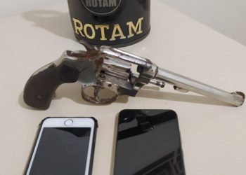 Homem é morto com tiro na cabeça por um menor de 17 e outro de 20 anos