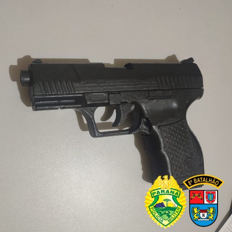 Jovens utilizam pistola para roubar celular e são presos pela PM