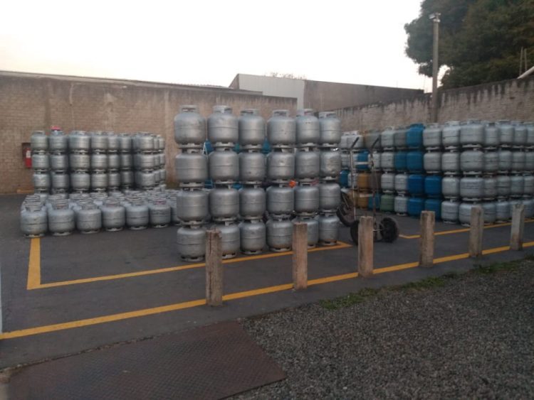 Procon e GM apreendem quase 500 botijões de gás por venda irregular no Jd. São Jorge