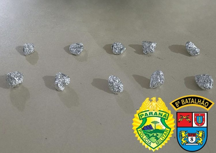 Homem ameaça própria mãe com faca e policiais encontram 10 pedras de crack com ele