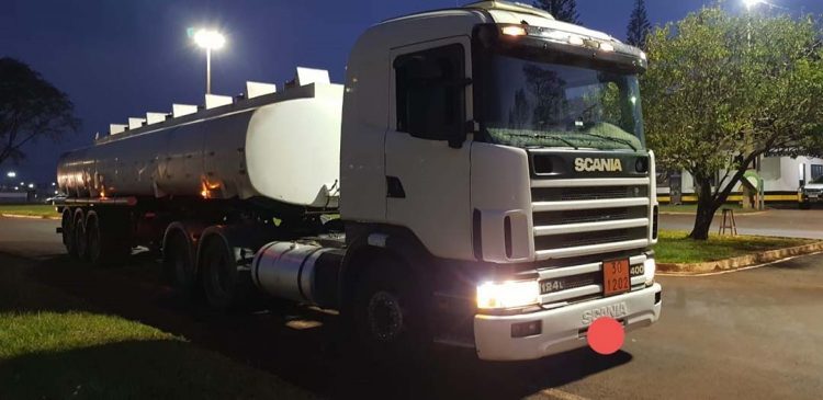 Receita Federal apreende caminhão tanque com mais de 30 mil litros de combustível estrangeiro