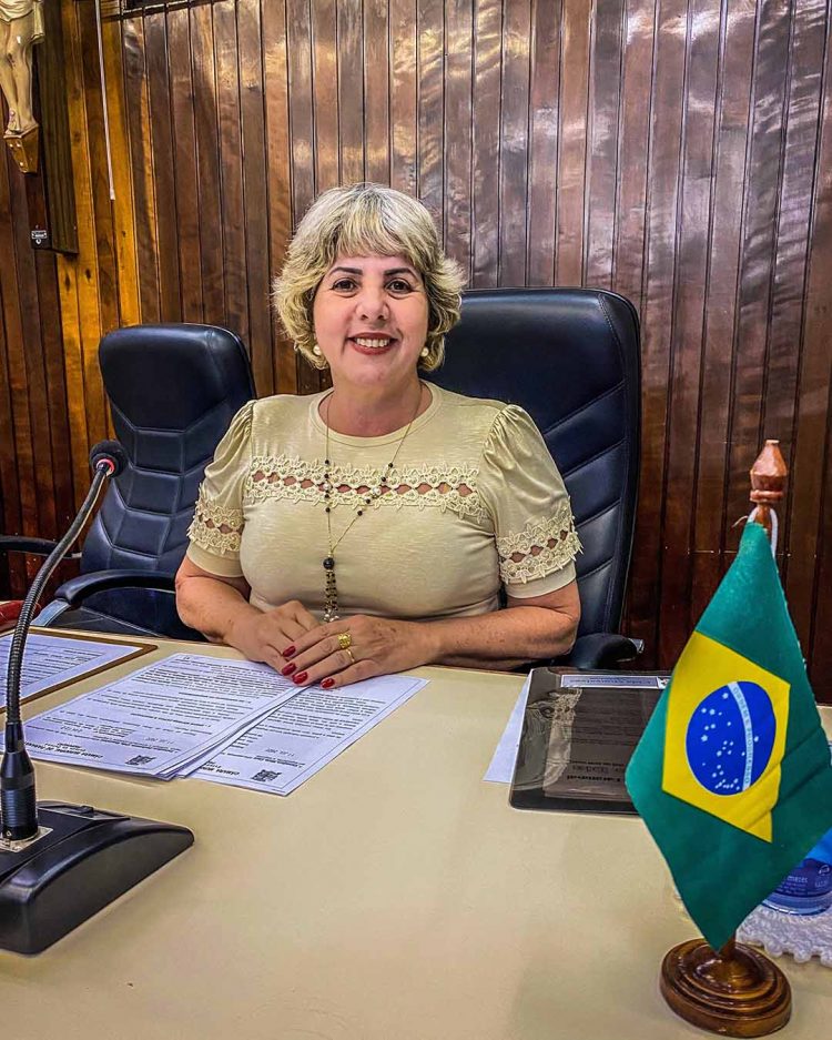 Vereadora comemora aprovação em primeira discussão  do projeto que cria piso dos agentes de apoio educacional