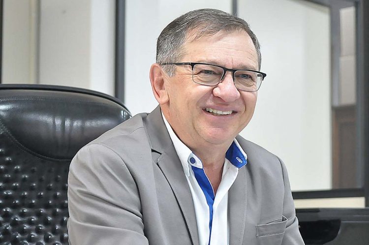 Edson Luiz Alves comemora 50 anos de história no Escritório Carvalho, em Paranavaí