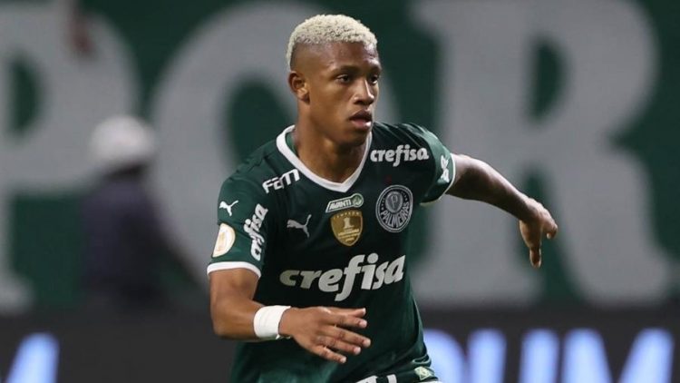 Barcelona vê concorrência e trabalha para tirar Danilo do Palmeiras em 2023