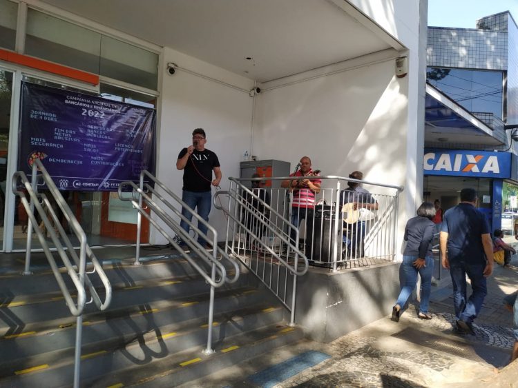 Sindicato dos Bancários realiza manifestação e pede reajuste salarial